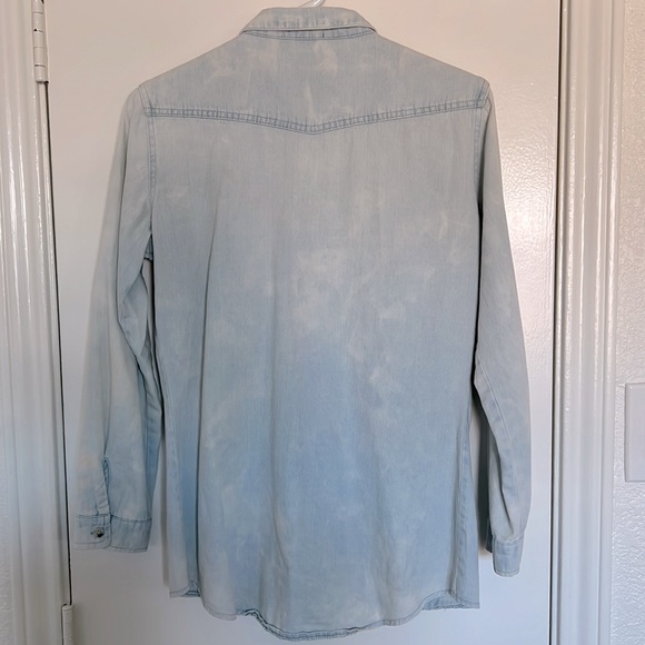 Lightwash jean button-down. - Picture 4 of 6